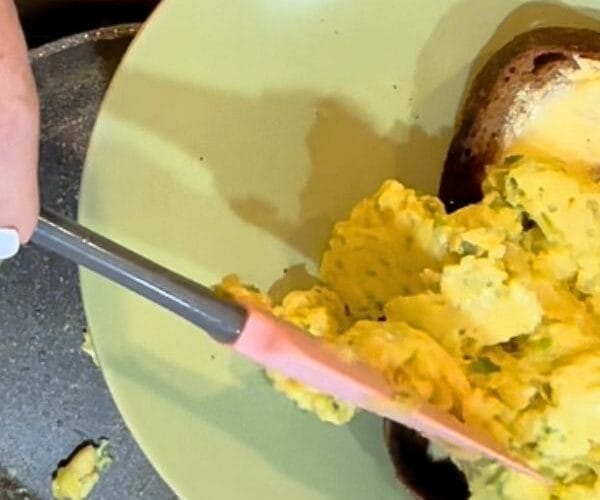 chilli scrambled eggs cooking