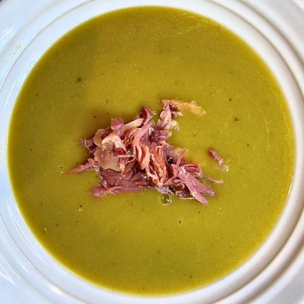 Slow cooker pea and ham soup Slow cooker pea and ham soup served in bowl